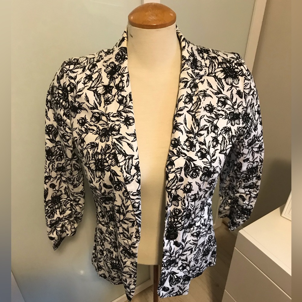 89th & Maddison Floral Blazer